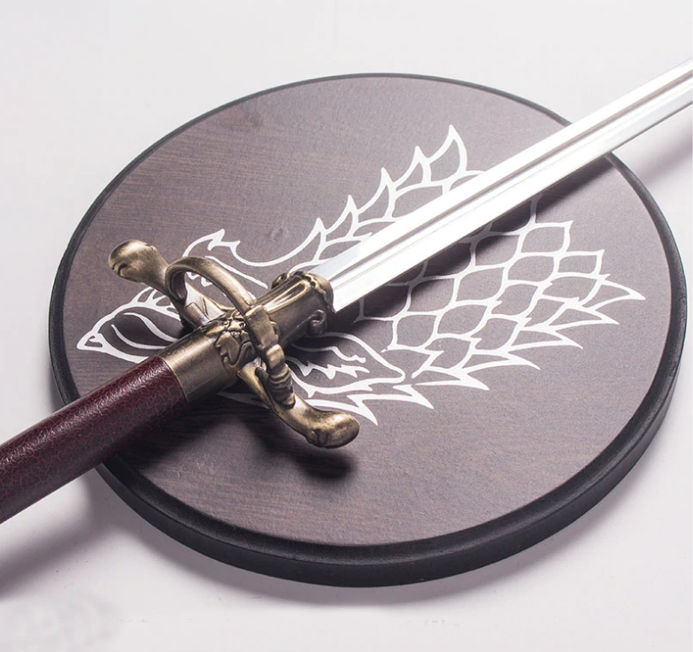 мечи на стол. меч арагорна нарсил. катана 4k. меч арагорна андурил. мятежник меч dmc.