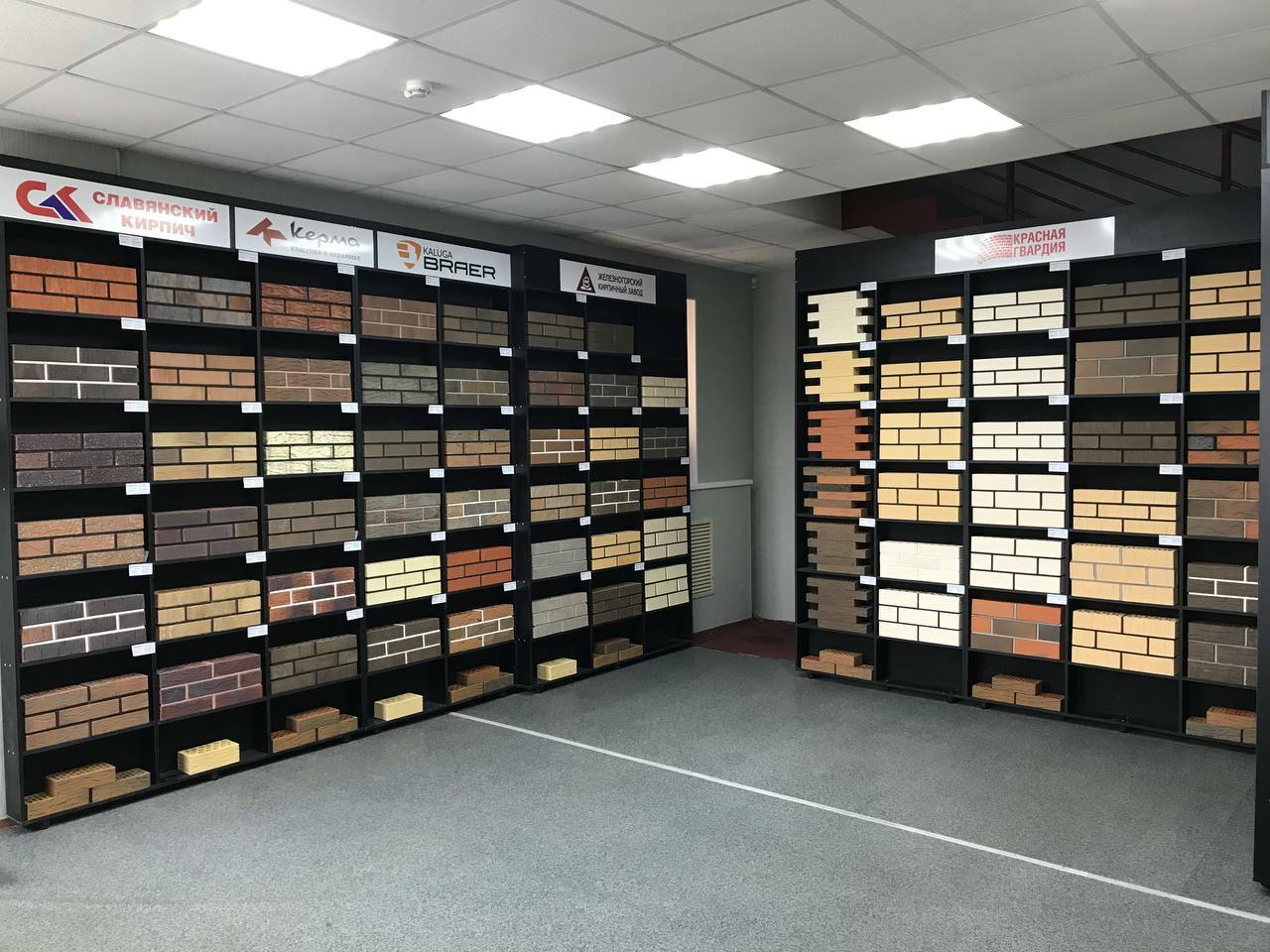 большой выбор кирпича