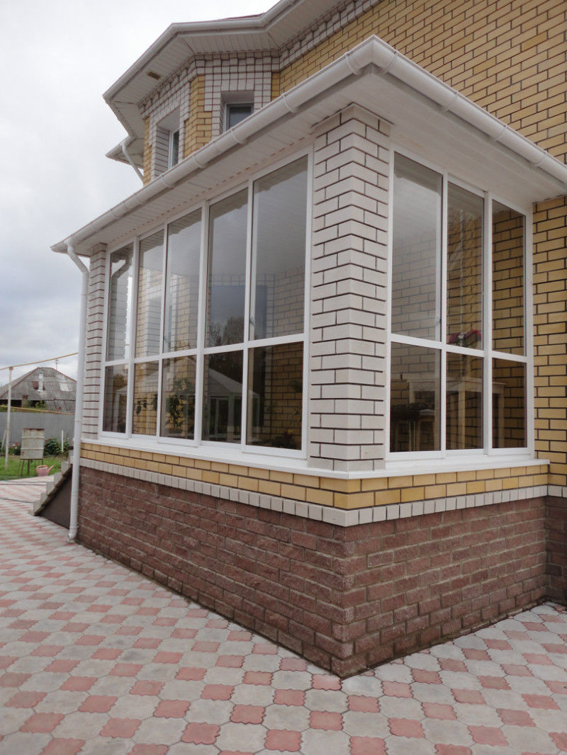 Веранда к дому с пластиковыми окнами из кирпича закрытая фото
