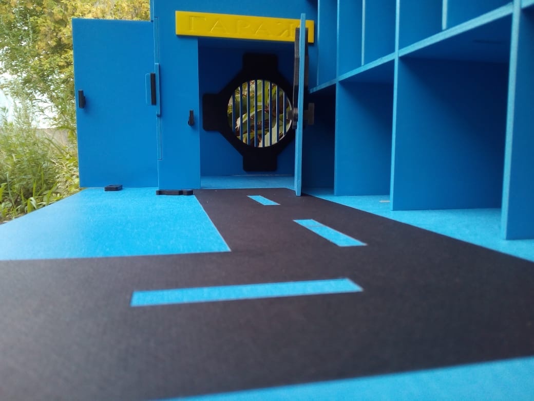 Парковка большая, с трамплином из фанеры