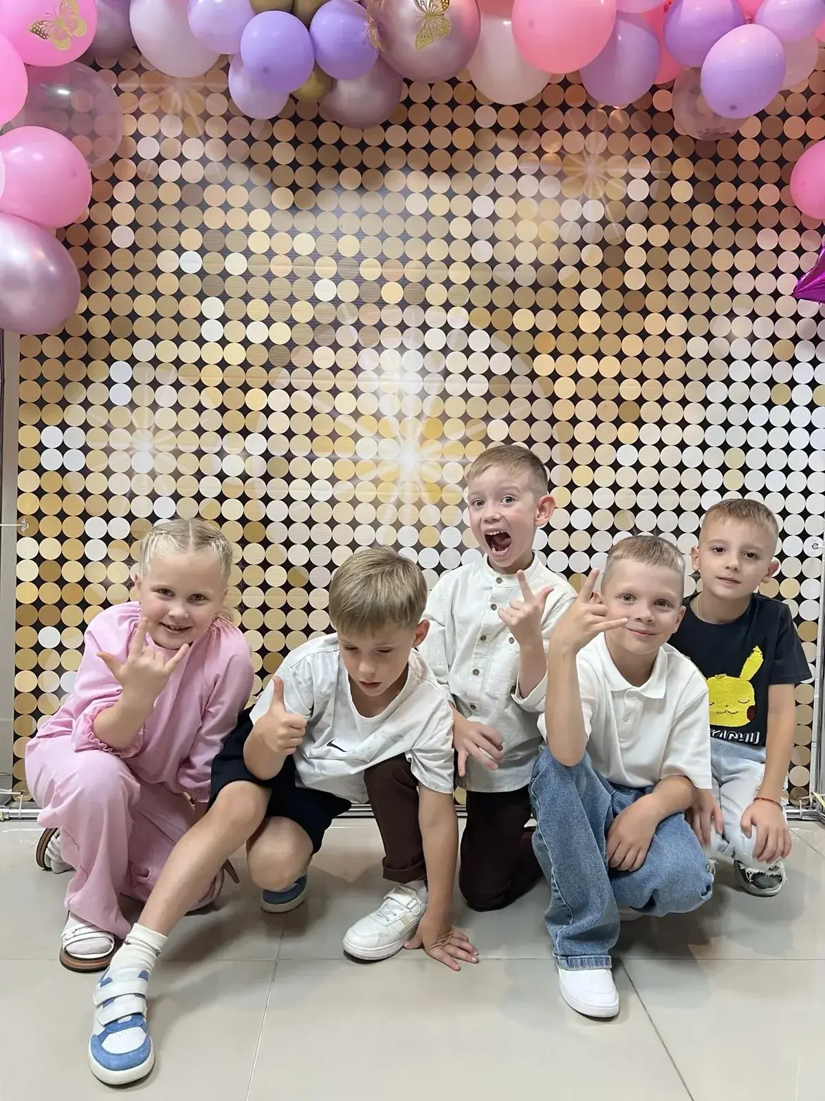 Дружная группа школьников после общей программы