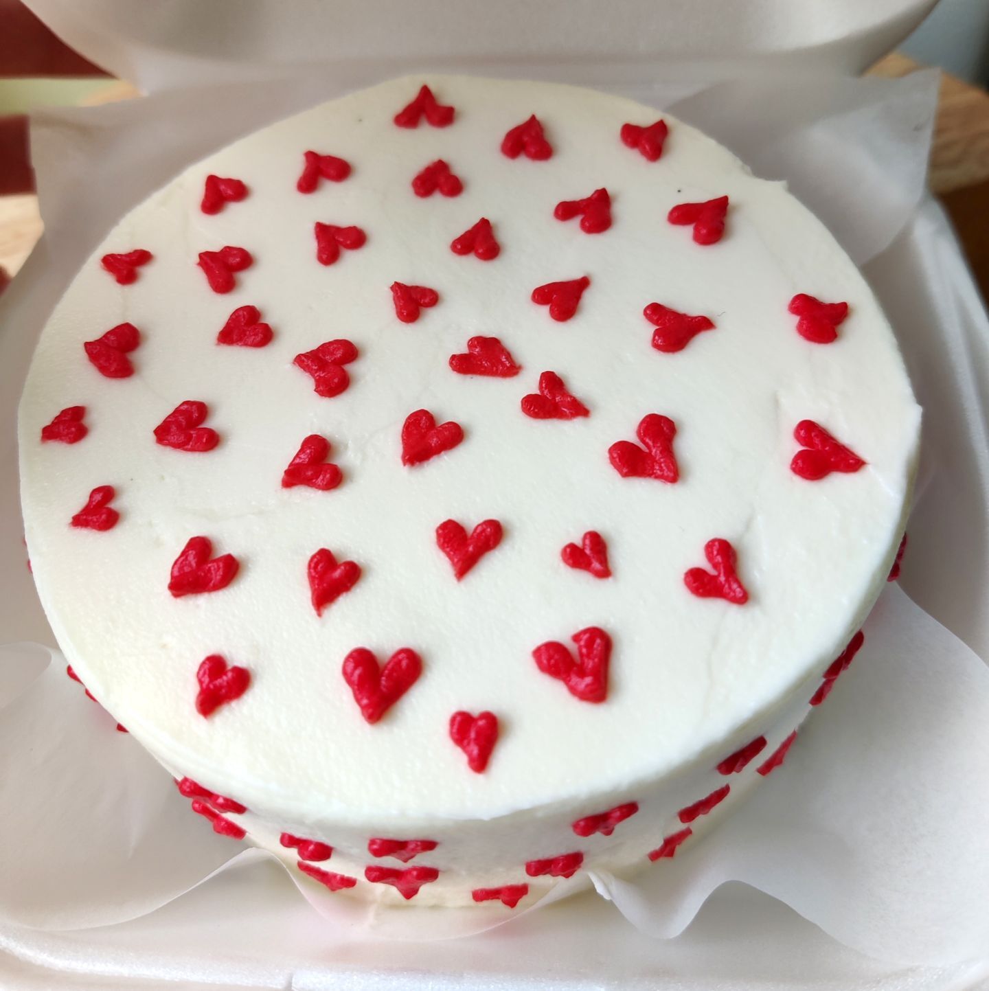 Biela bento tortička ozdobená červenými srdiečkami na Valentína