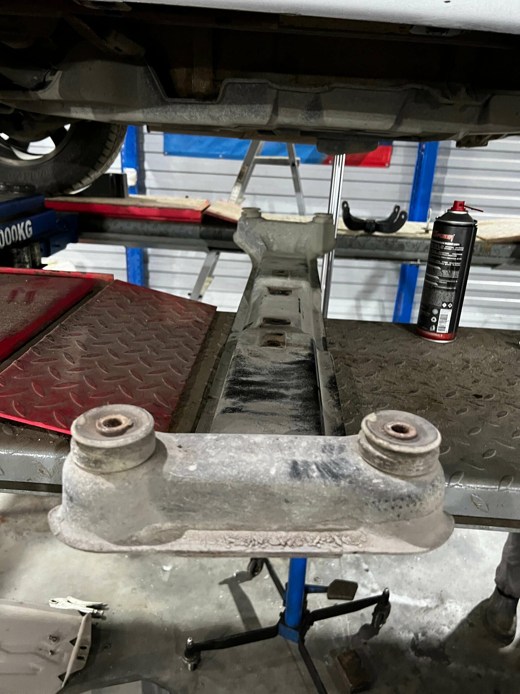 Демонтаж поперечины для снятия поддона