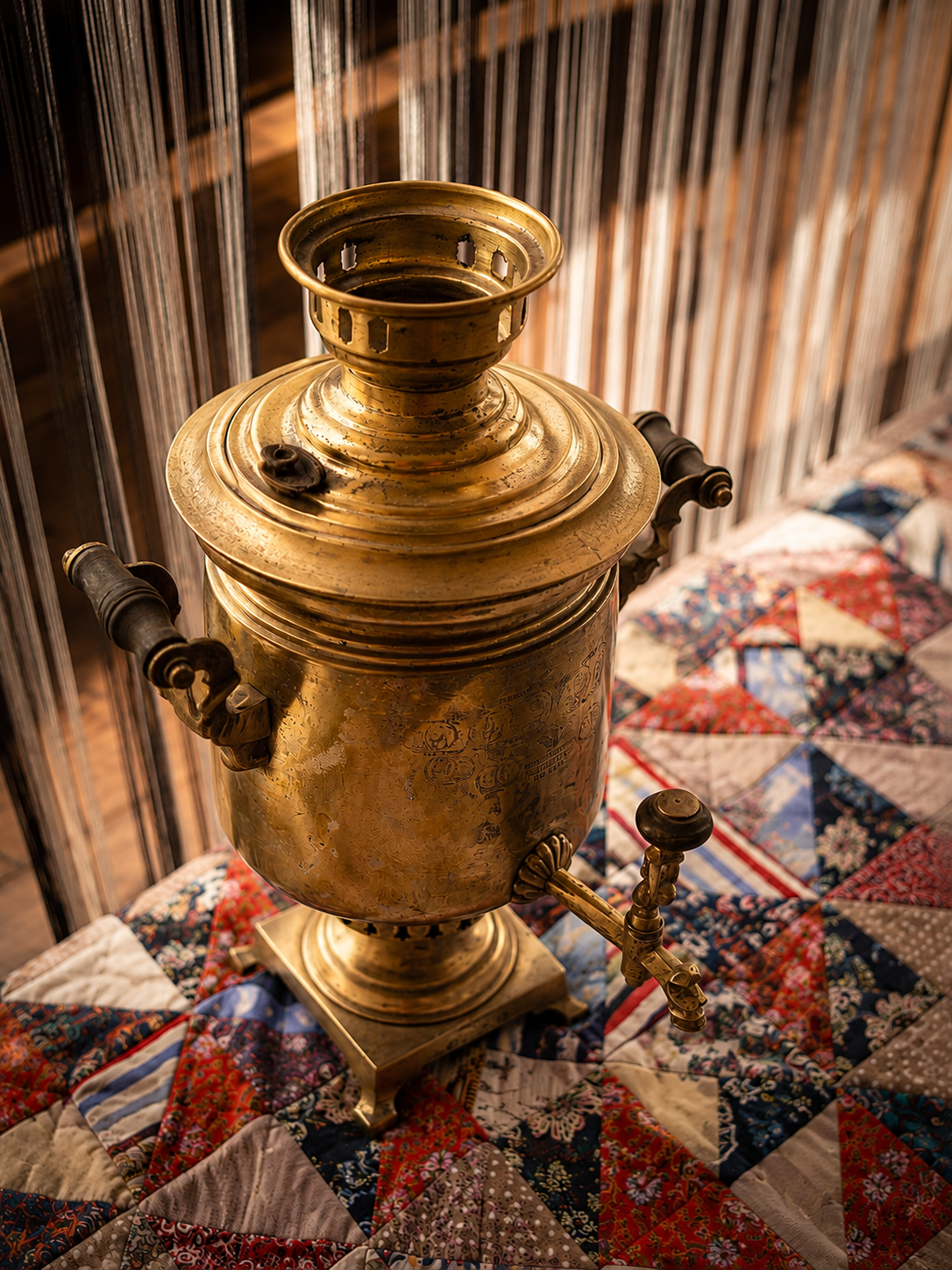 Старинный самовар в музейной экспозиции