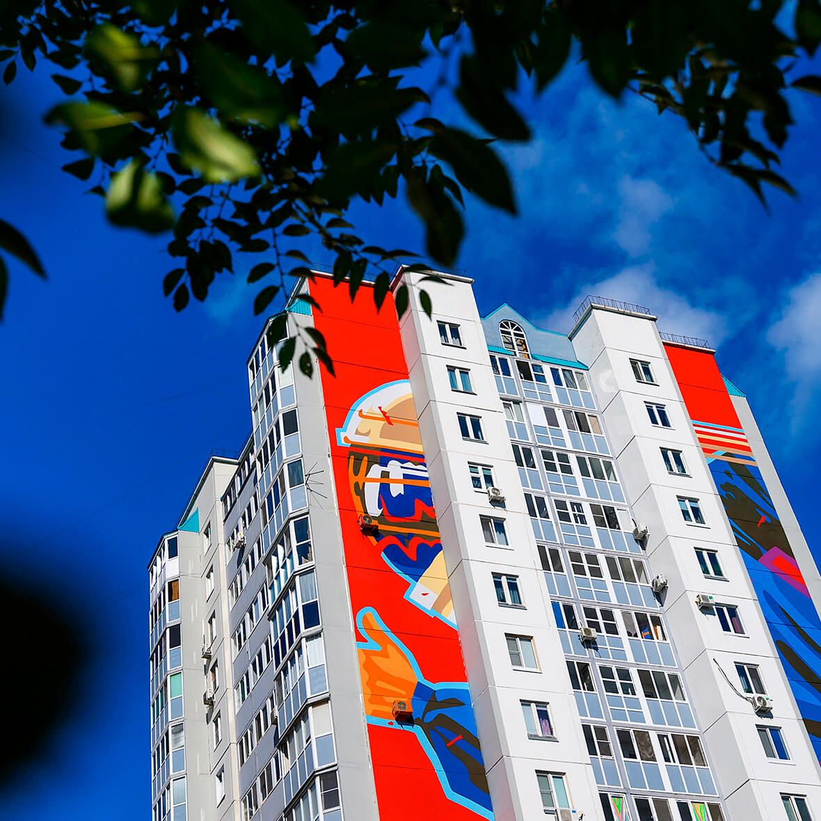 Роспись 16-этажного здания в Омске. Мурал авторства Алексея Бархана.