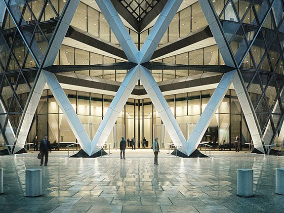 Здание-«огурец» Нормана Фостера.