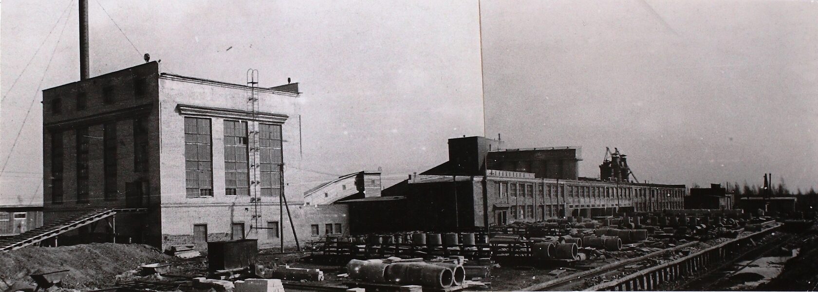 "Главный корпус Силикатного комбината и котельной со стороны выгрузки кирпича и железобетонных изделий". 1942 г. 