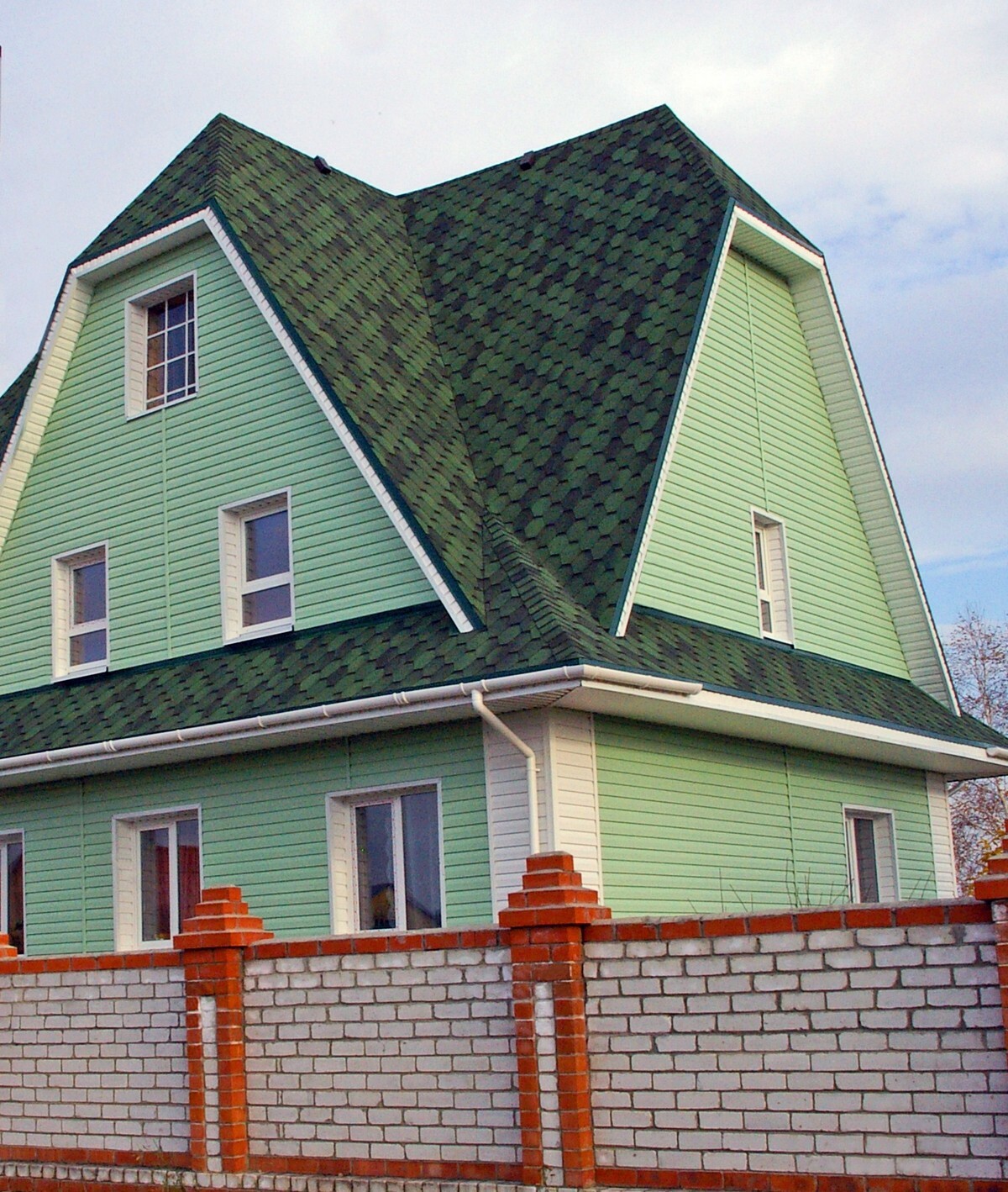 Сайдинг для дома с зеленой крышей фото
