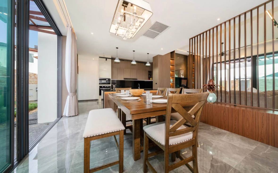 Просторная гостиная с панорамными окнами в вилле.