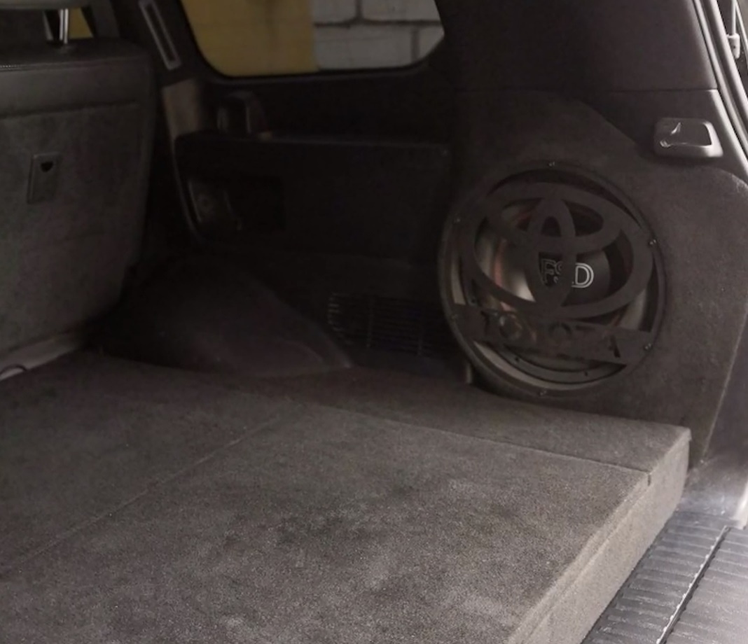 сабвуфер Toyota Land Cruiser 200
