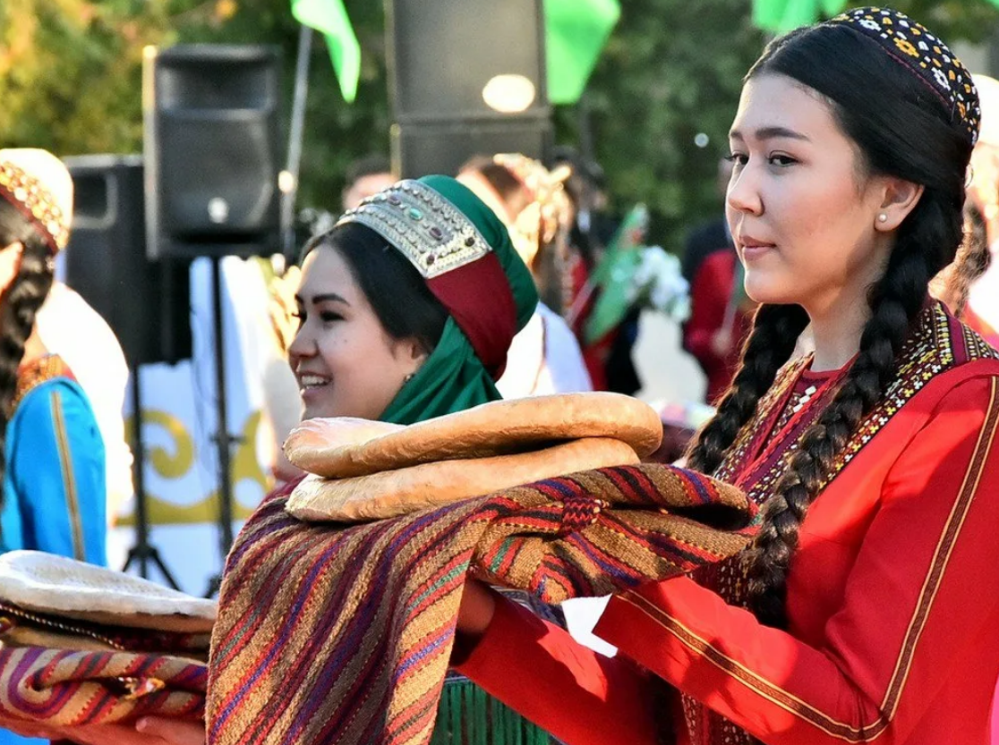 Как живут туркмены. Туркменская Национальная одежда. Туркмения народ. Туркменистан жители. Туркменистан население.