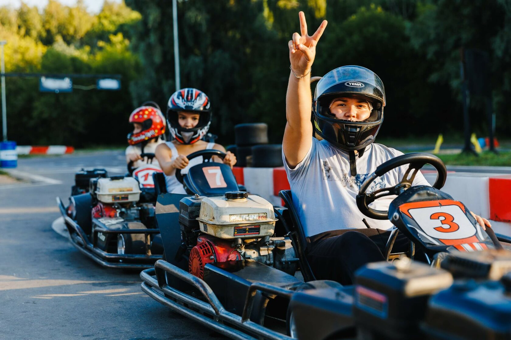 картинг девушки. картинг тула новомосковское шоссе. Lucky park кипр. картинг развлечения. гоночный картинг.