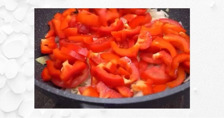 Приготовление тушёного минтая с овощами в сковороде: шаг 5