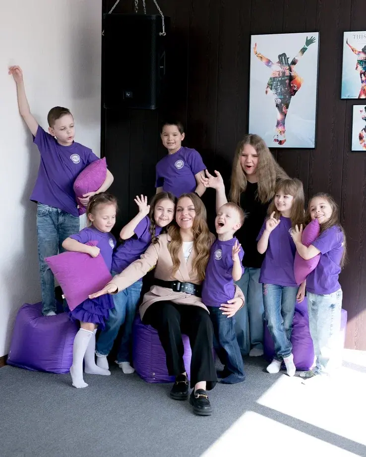 Маленькие дети с педагогом по вокалу в Одинцово