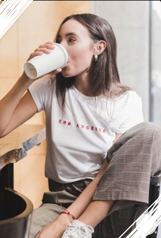 Гостья пьёт кофе на вынос