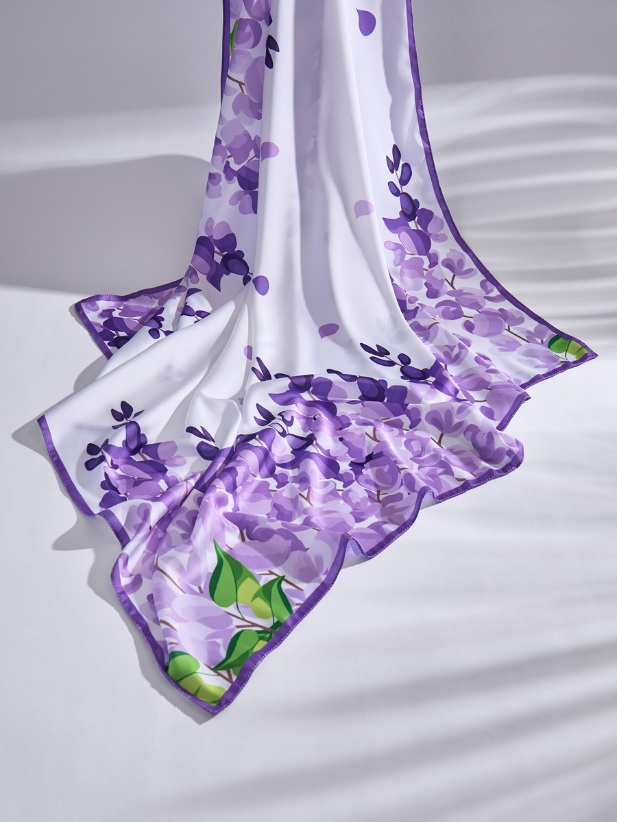 белый платок с сиреневым рисунком свисает на пол