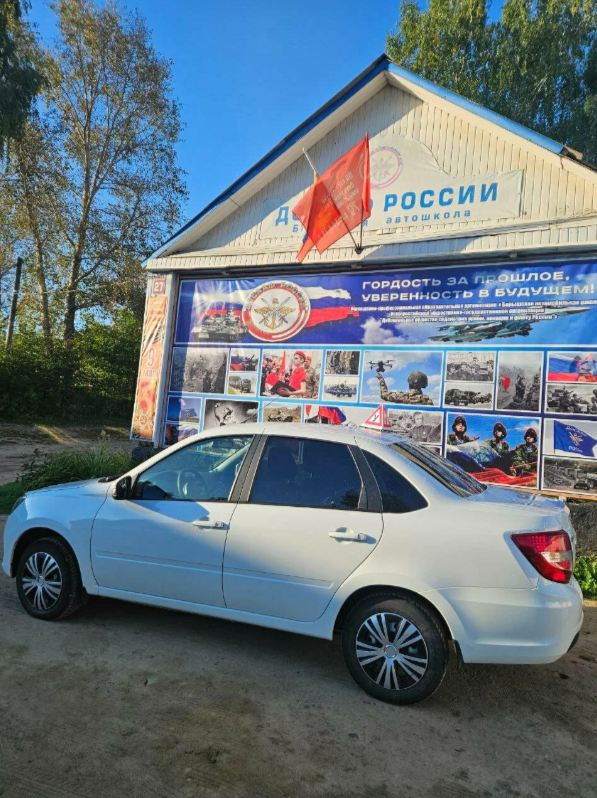 Учебный автомобиль у здания автошколы ДОСААФ