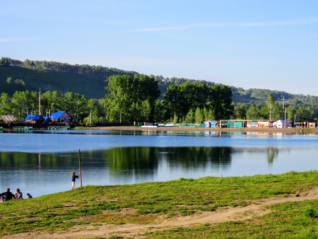 Кемеровские водоемы. Озеро красное Кемеровская область. Красное озеро озеро Кемерово. Оз красное Кемерово. Пляж на Красном озере Кемерово.