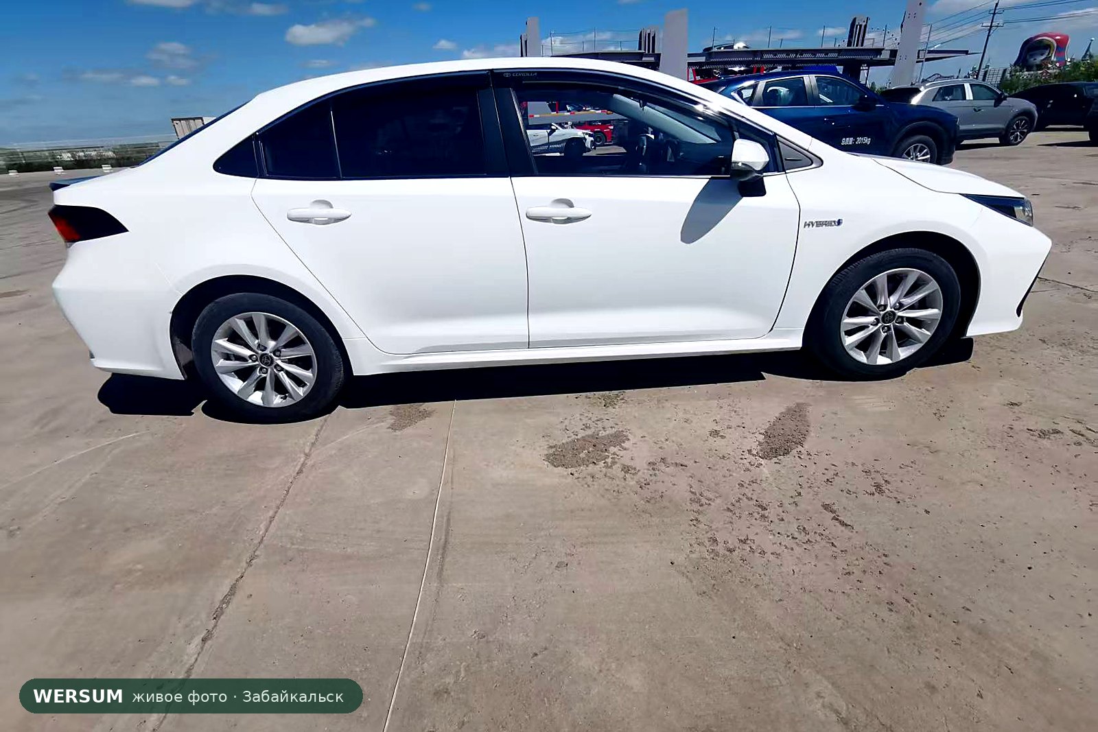 Toyota Corolla, гибрид, сбоку