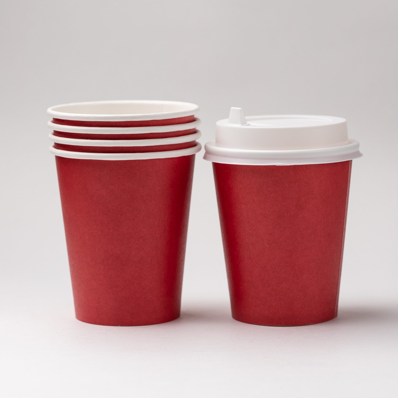 Стакан бумажный 350 мл красный. Красный стаканчик. Mux-01). Бумажные красные стаканы 400мл. Пластмассовый стакан красный.