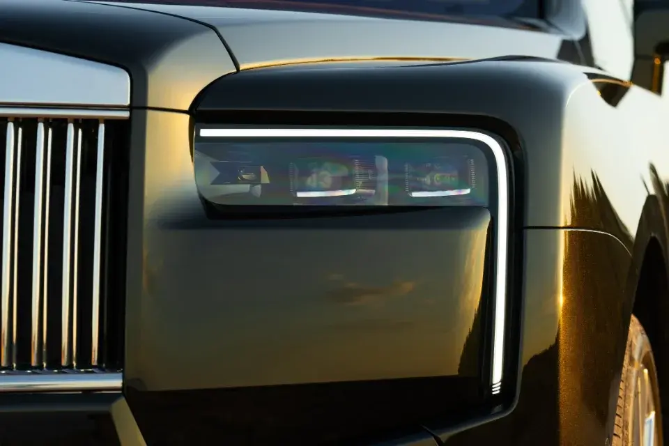 Вертикальная светодиодная фара Cullinan Series II крупным планом