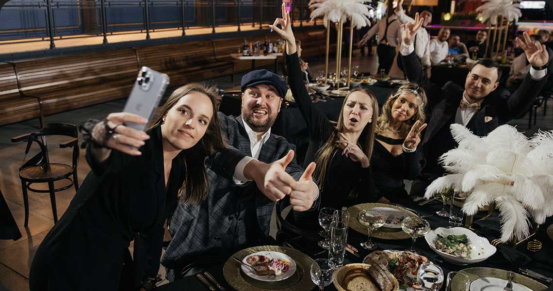 гости за праздничным столом