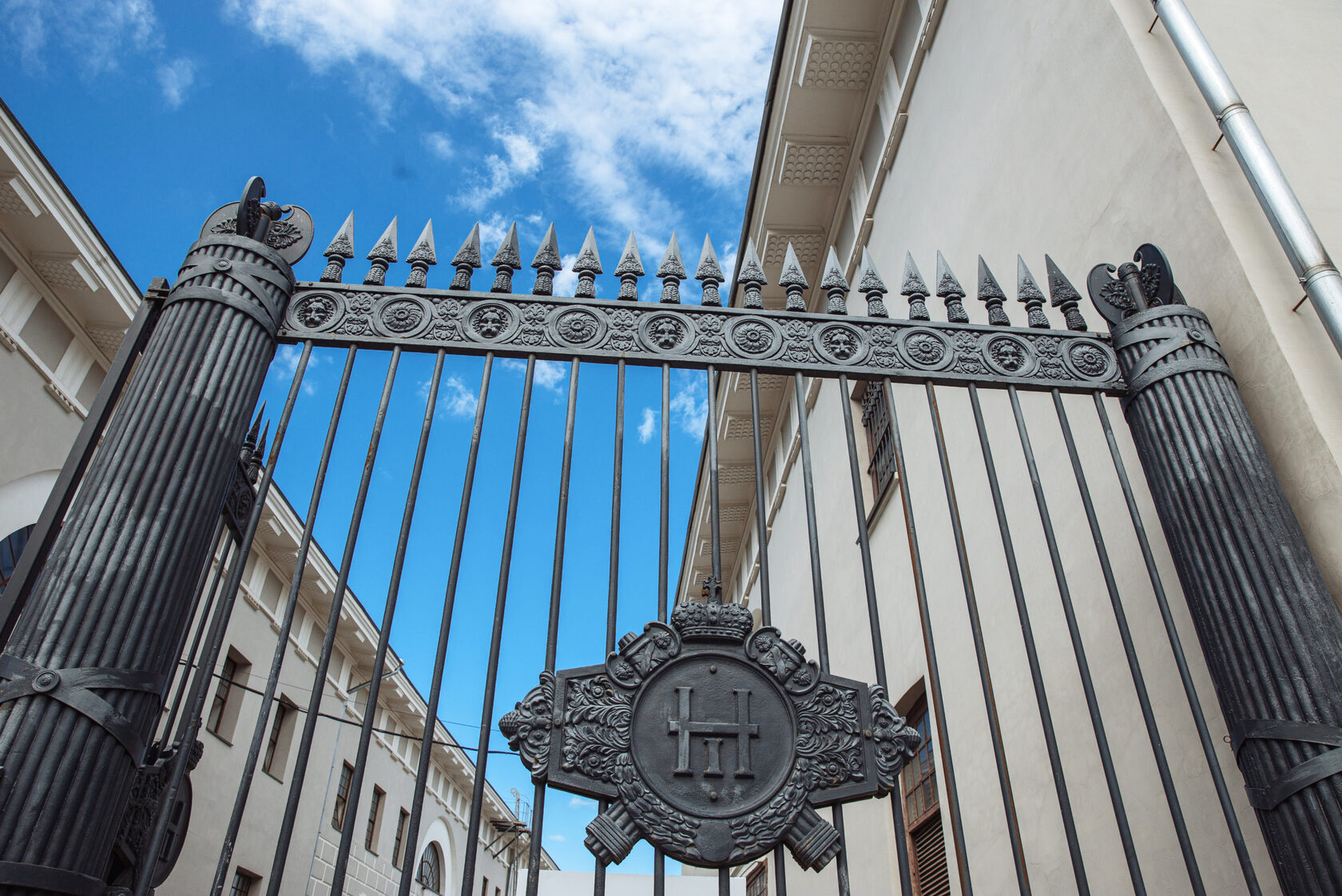 Отлитый в Выксе элемент декора чугунной ограды Провиантских складов