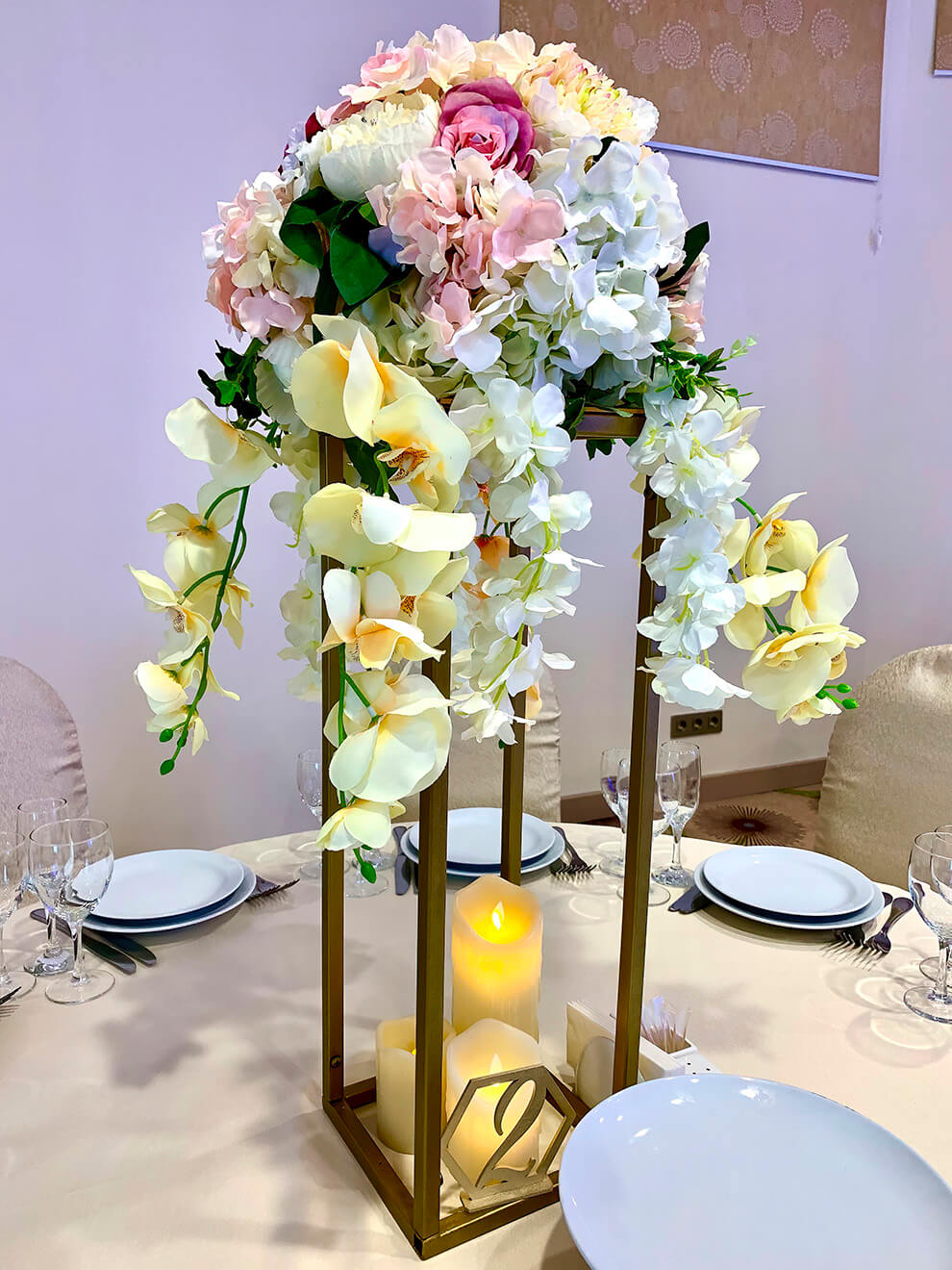 Стойки с цветами на столы гостей
