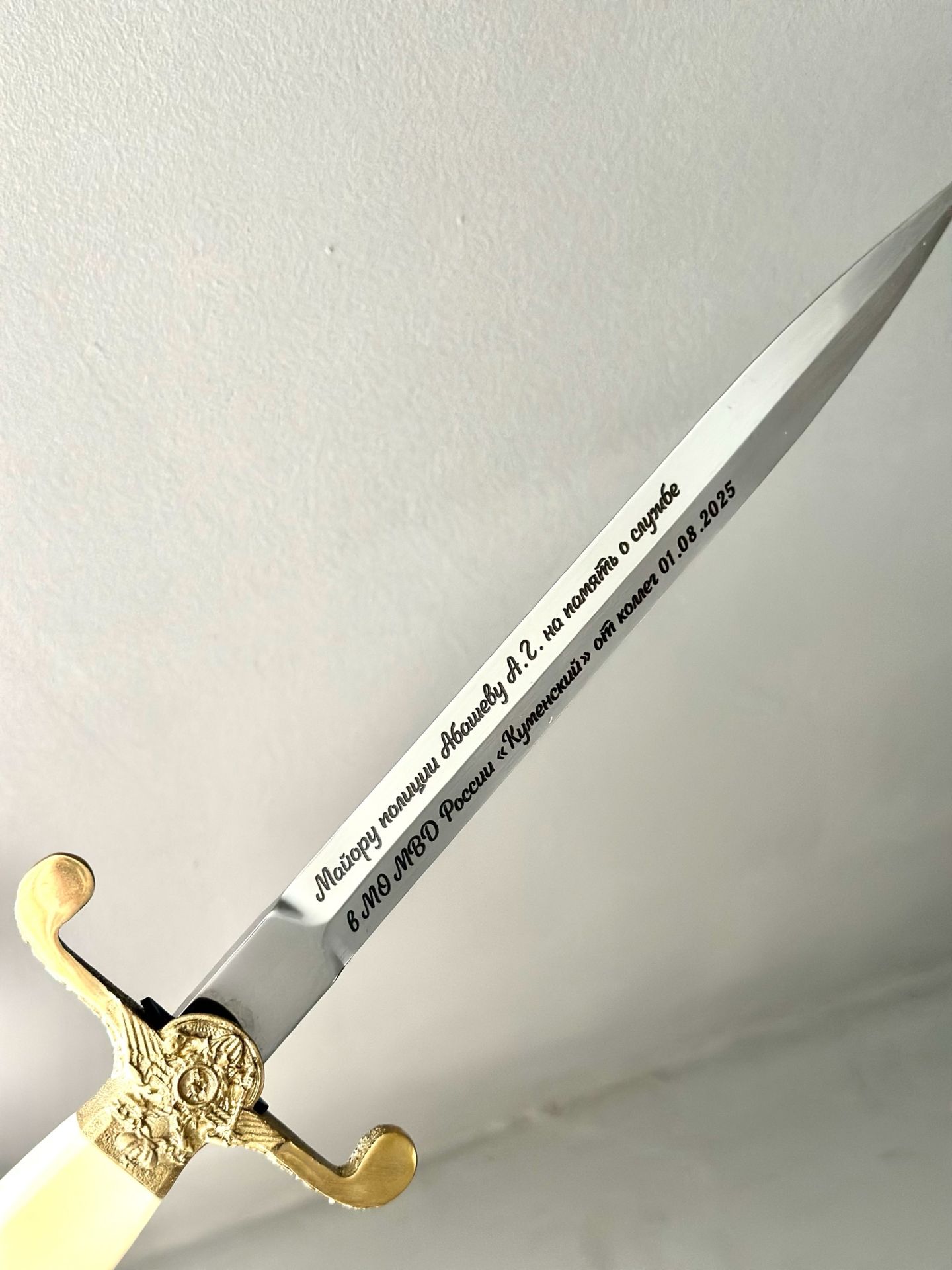 StekloWood — гравировка текста на подарочном предмете клиента, услуги лазерной гравировки Киров