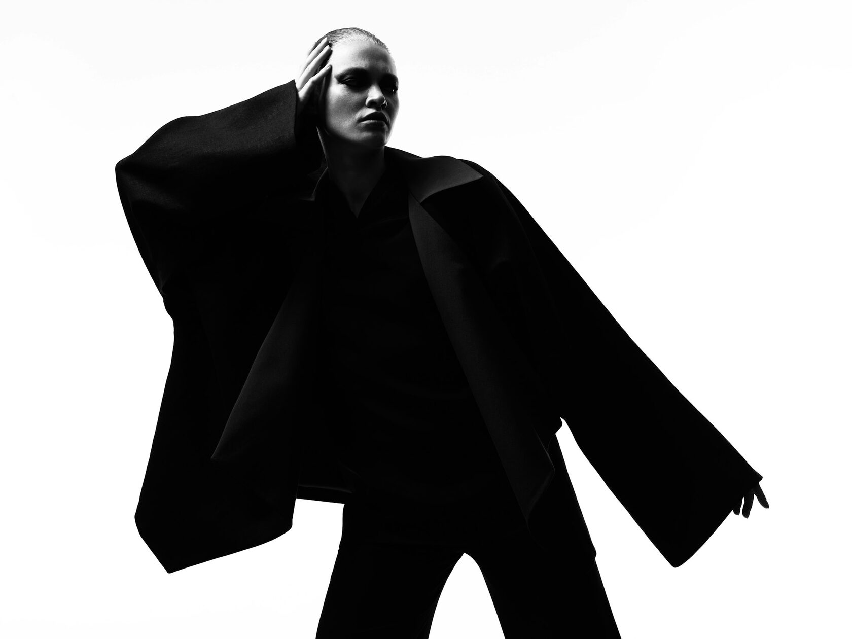 Модель в пальто oversize — AURORA DROP 03