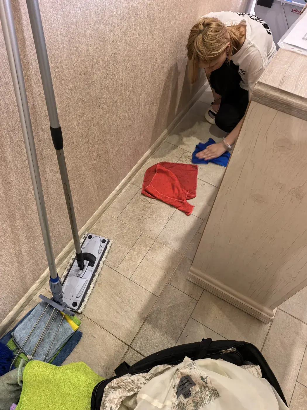 Мытьё пола и плинтусов