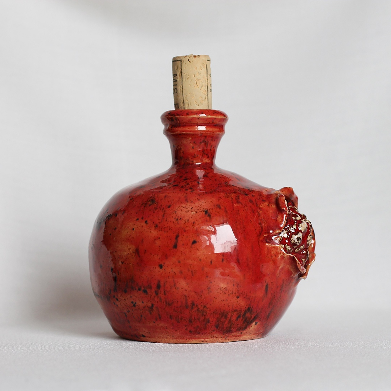 Бутылочка в форме граната. 365 pomegranate вино. Вино в бутылке в виде граната. Бутылка гранат. Вино в бутылке в виде граната.