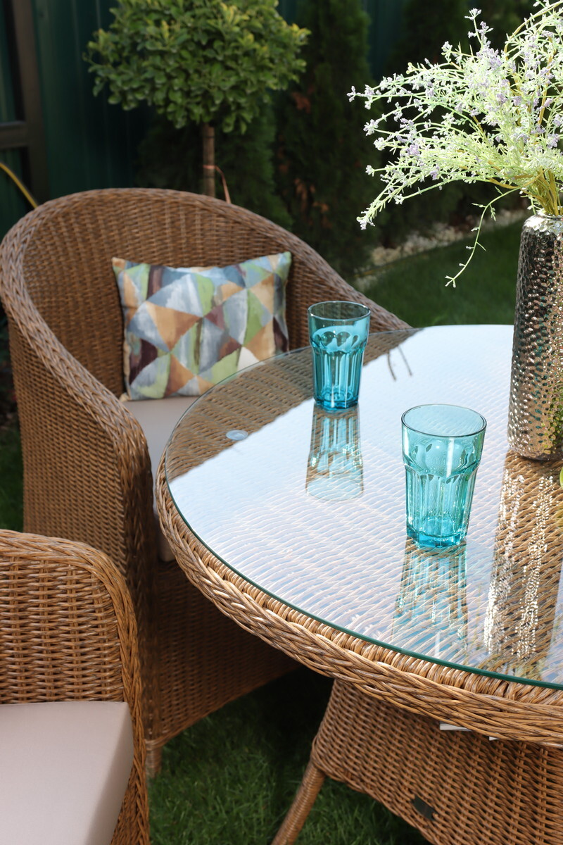 Стол и кресла для сада с антикоррозийным покрытием, идеально подходящие для использования на улице.