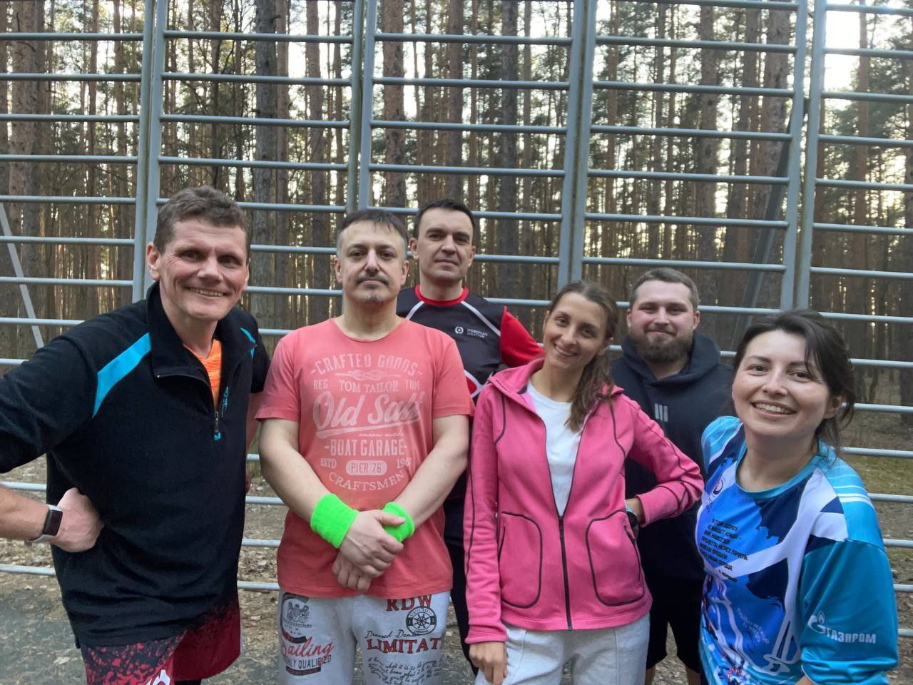 групповая тренировка по бегу в парке Санкт-Петербурга, на фото начинающие бегуны