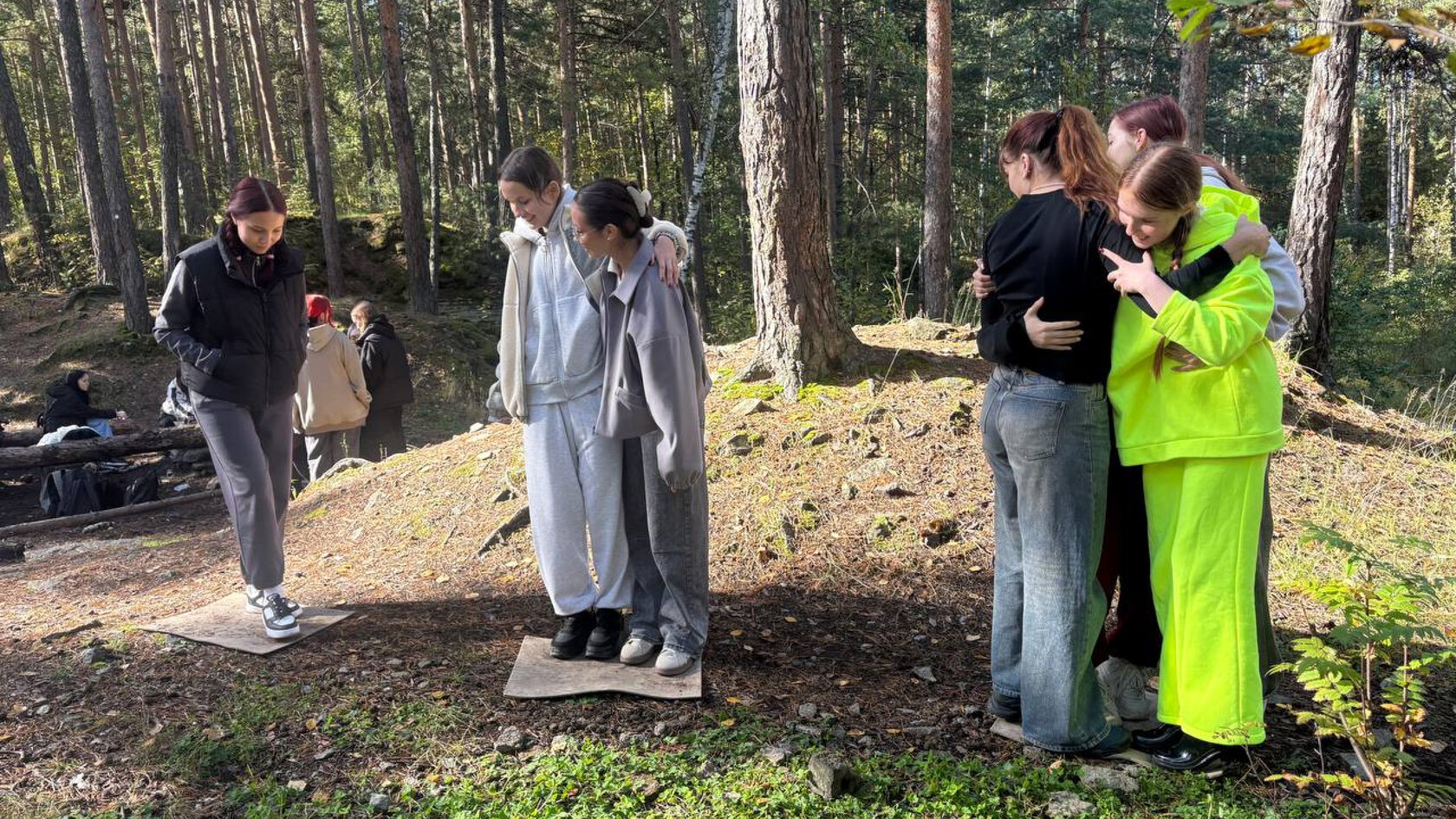 Студенты первого курса Академии туризма в Шарташском лесопарке