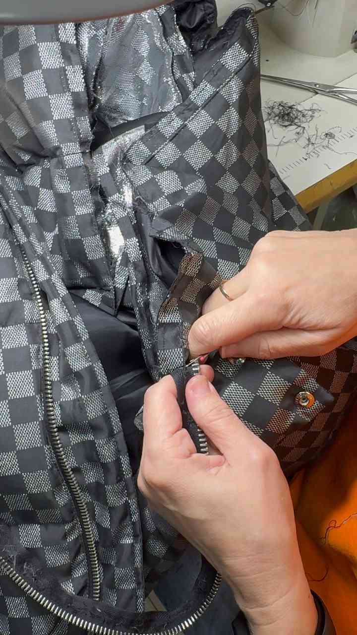 Крупный план фурнитуры и участка ремонта