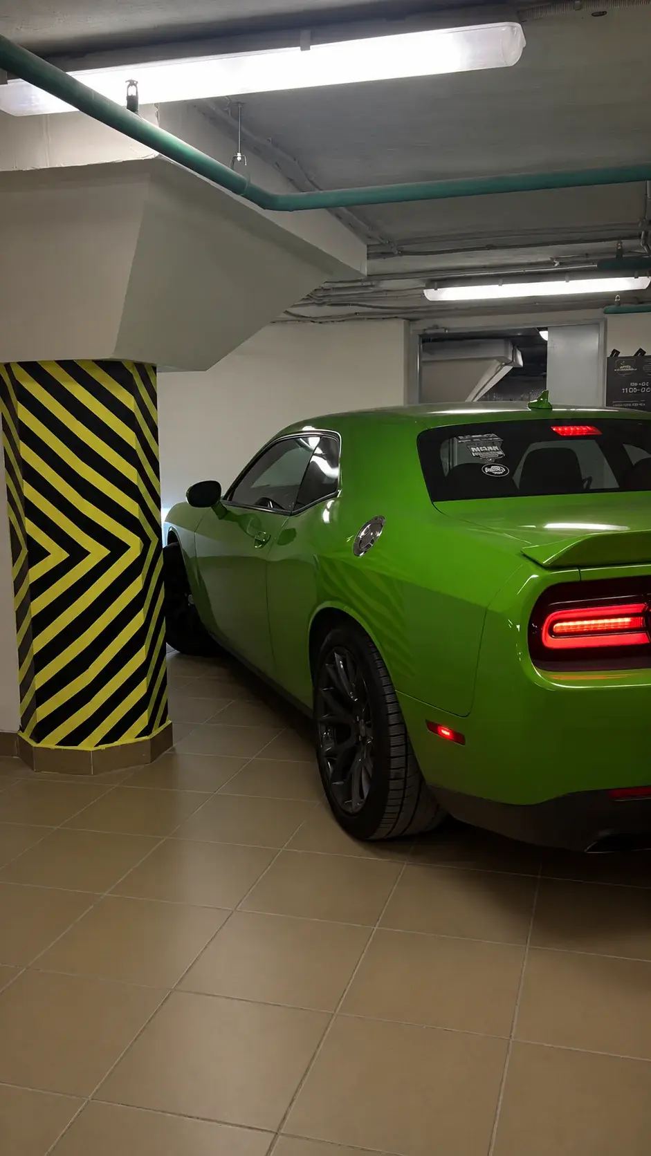Зелёный Dodge Challenger в ремзоне