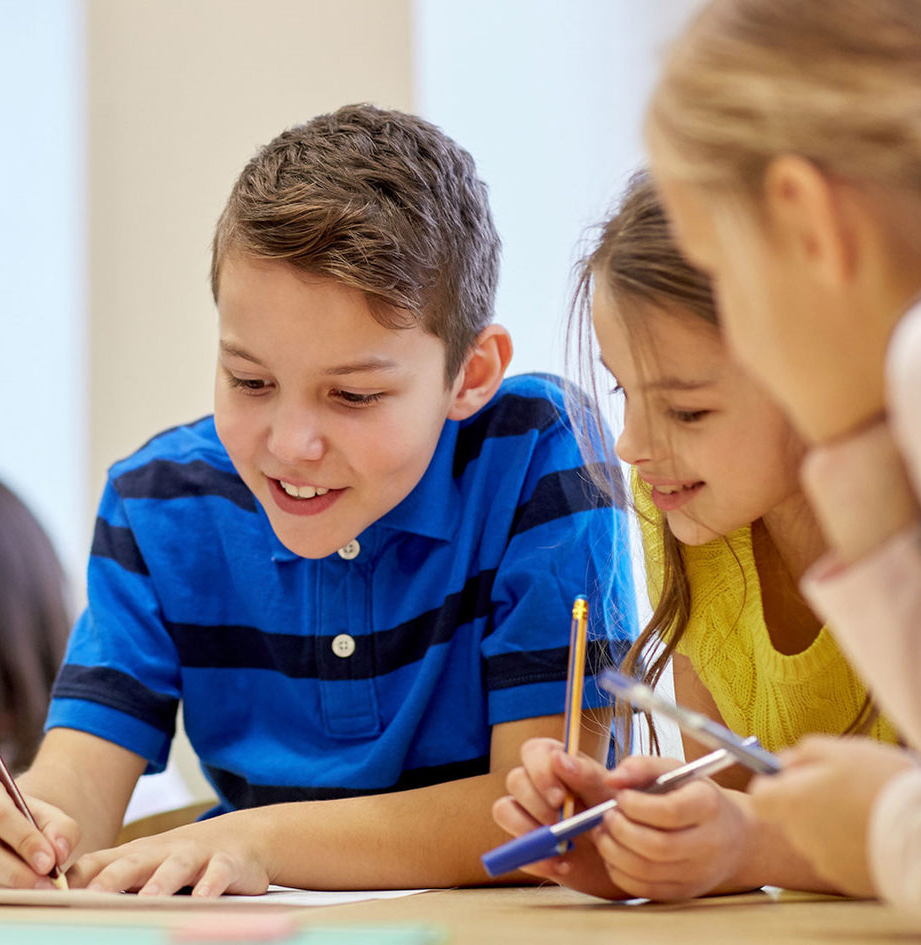 Small school. Обучение в группе. Языковой тренинг школьники. Дети продленка лампочка. Английская школа картинки для презентации.