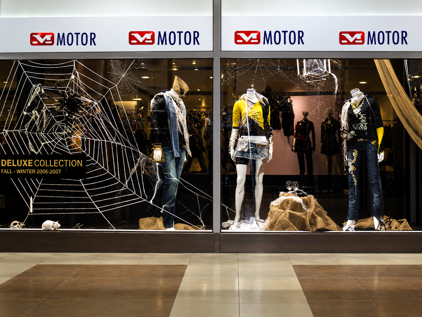 Витрина MOTOR к Halloween с большими пауками и паутиной
