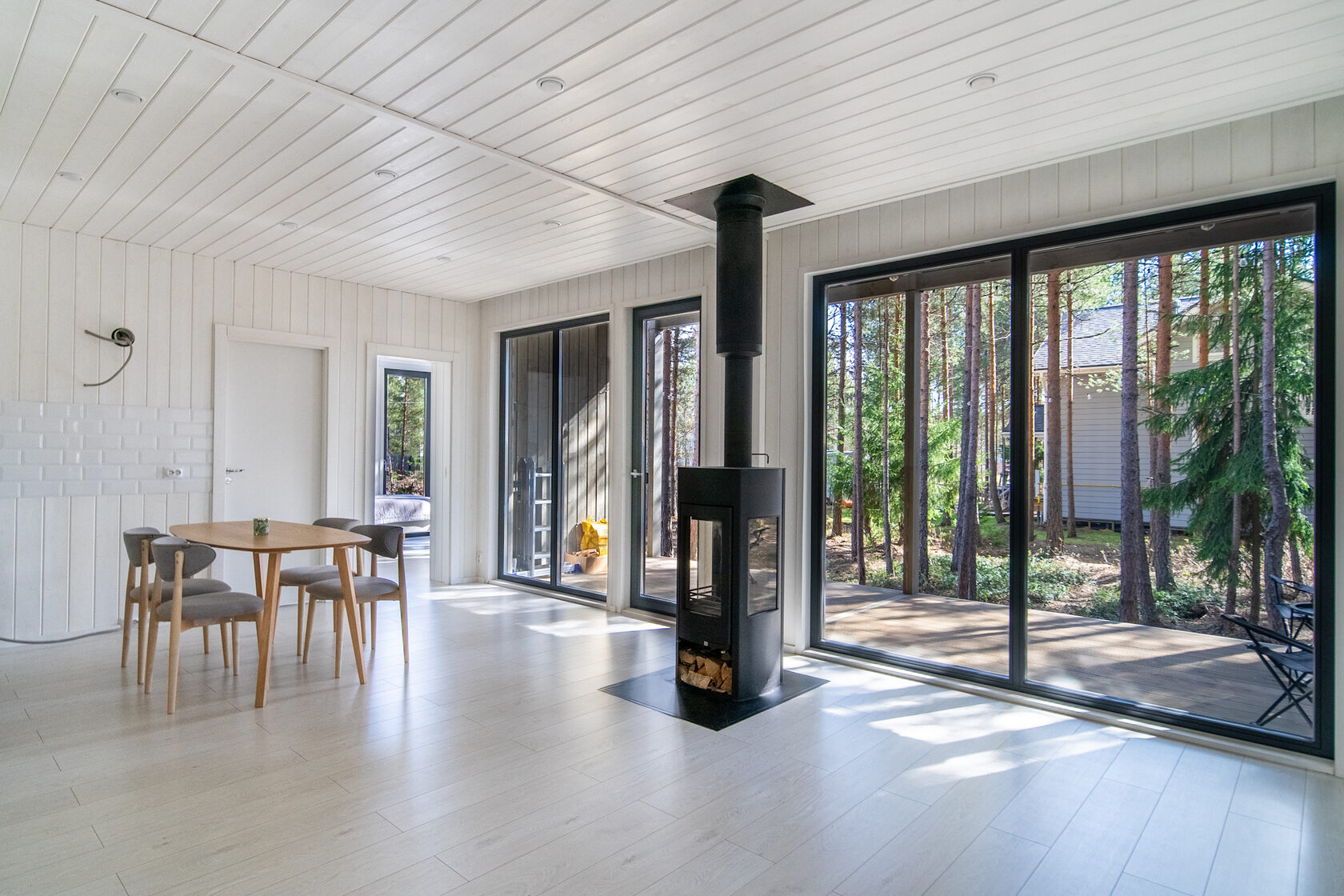 Гостиная модульного дома с печью зимой