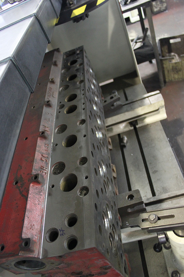 IRKDVS. Обработка привалочной плоскости на головке CUMMINS.