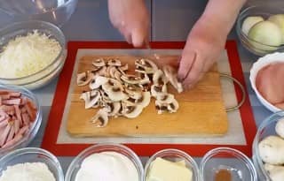 Приготовление жюльена с курицей, грибами, сыром и ветчиной: шаг 4