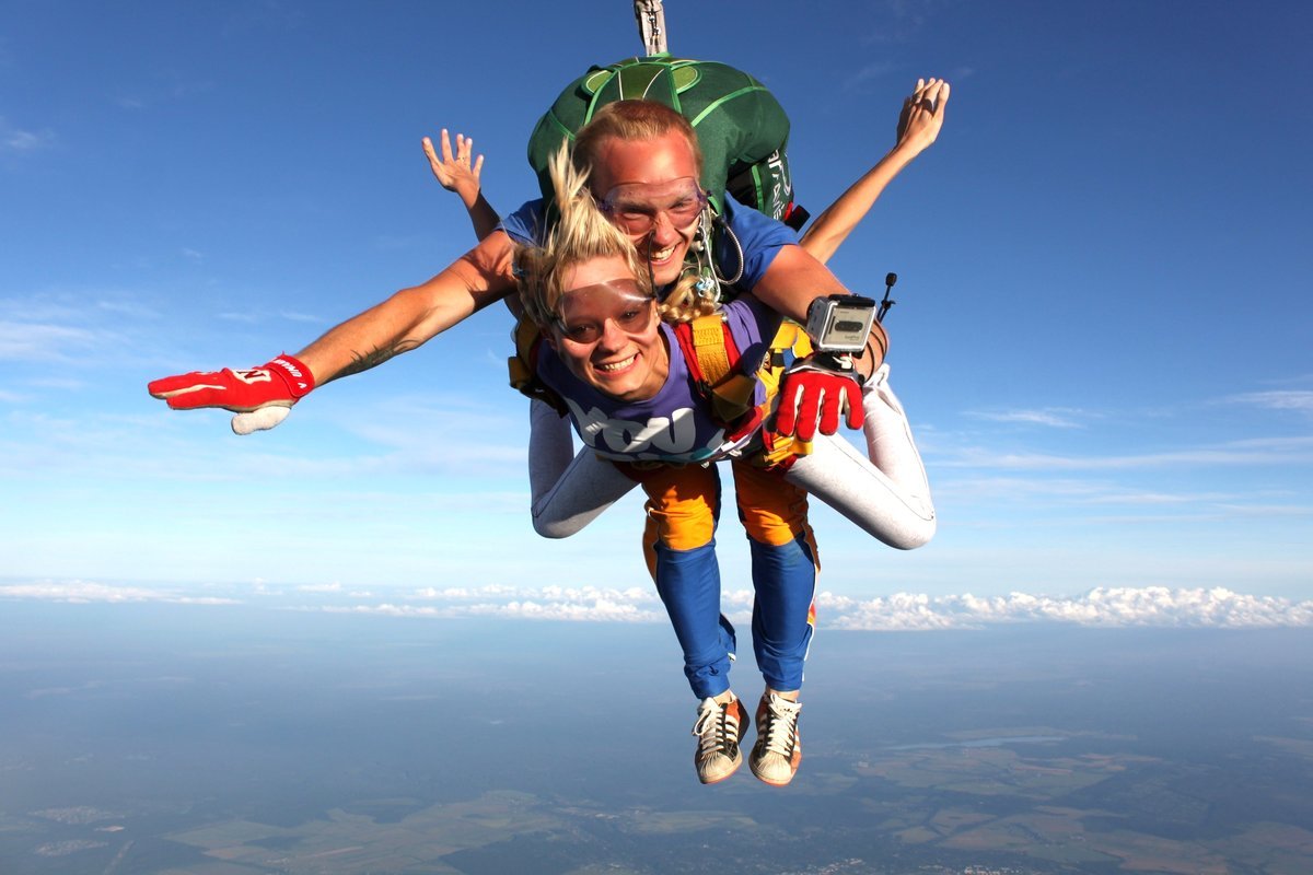 Человек с парашютом. Прыжок с парашютом в тандеме. Парашют девочки. Парашют девочки. Парашют девочки.