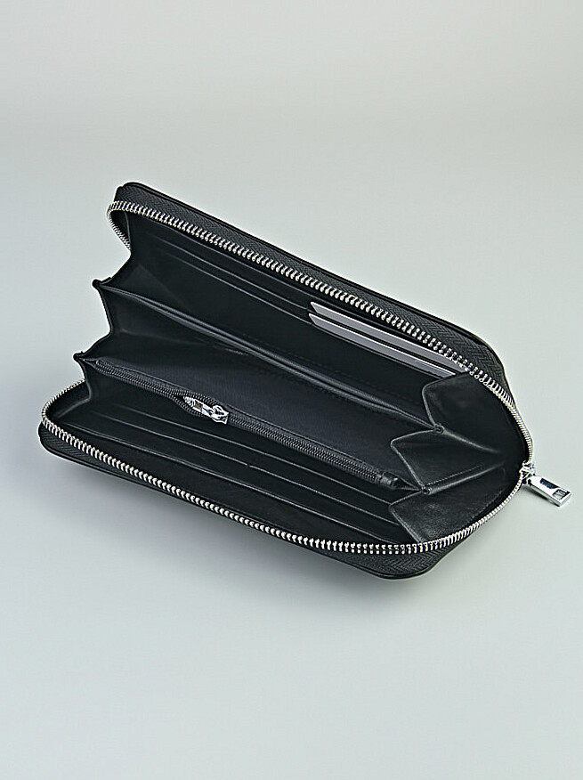 Стильный мужской клатч. Изделие имеет основное отделение, которое закрывается на металлическую молнию.