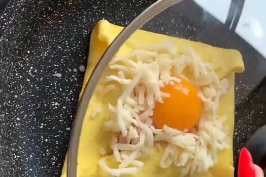 Приготовление омлета конвертиком с начинкой на сковороде: шаг 5