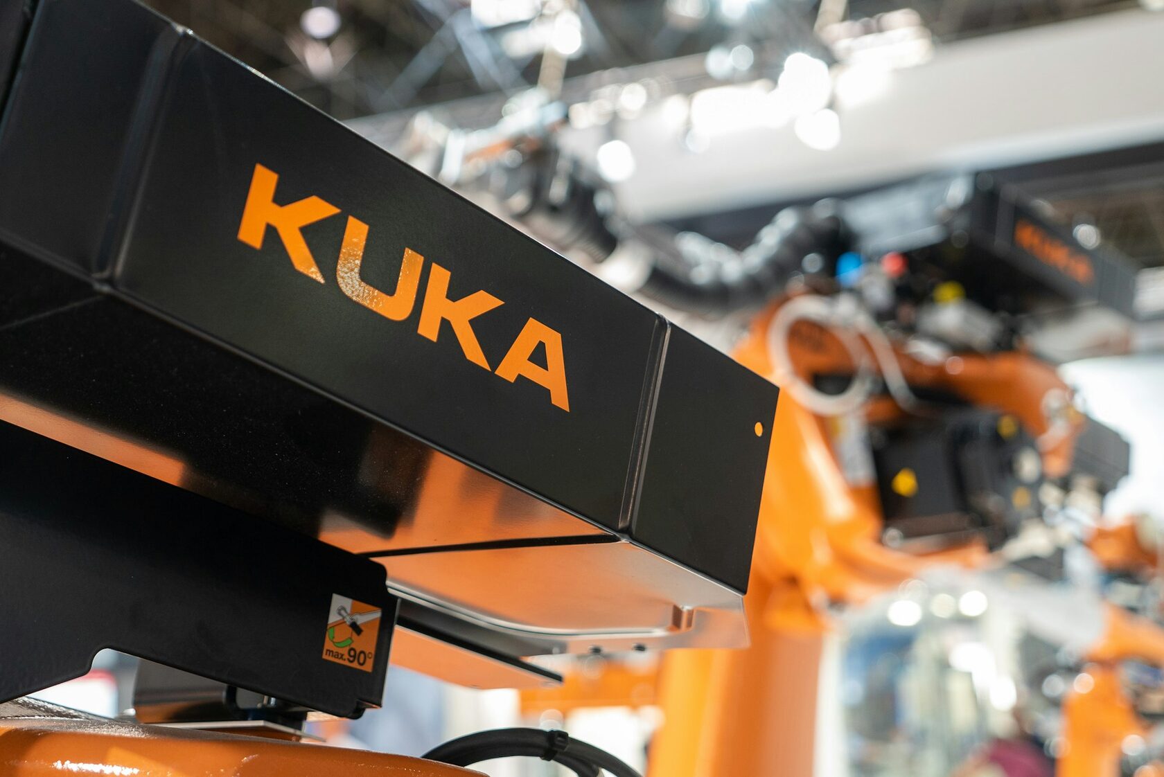Сварочный робот KUKA на автомобильном производстве после калибровки TCP