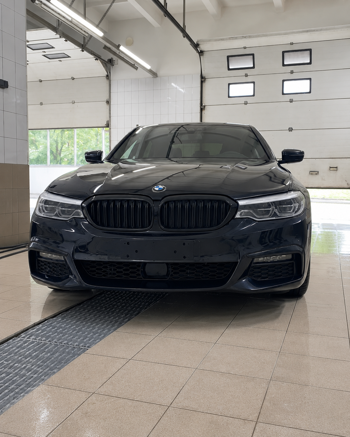 Автомобиль на автомойке Омега Центр