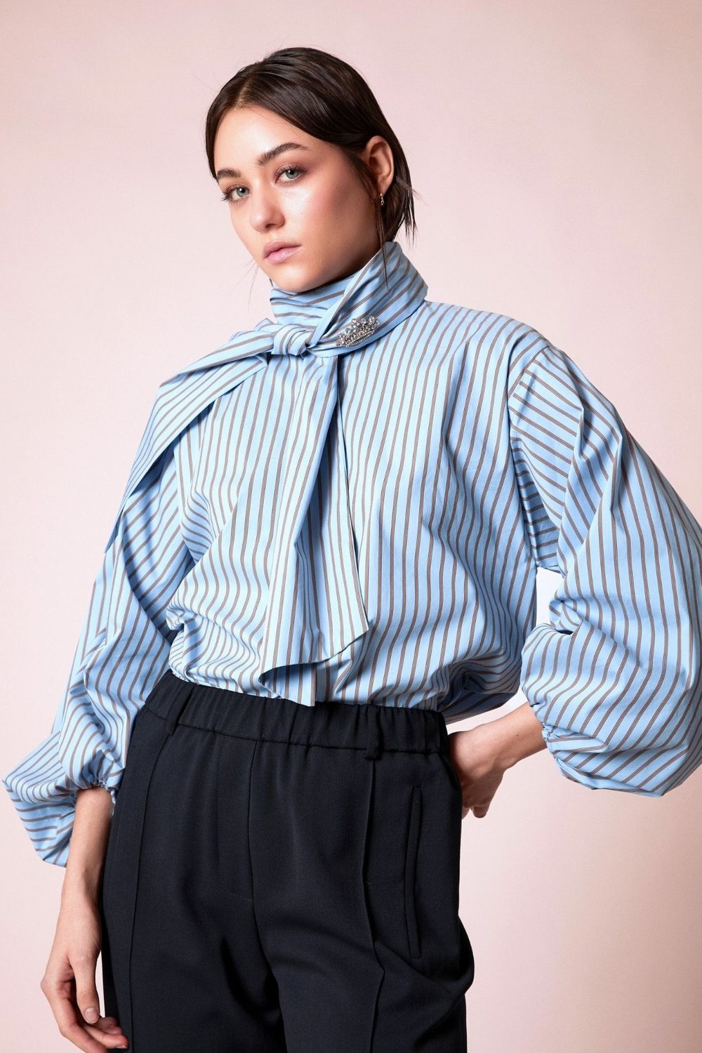 Shirtaporter: camicia a righe azzurre con fiocco al collo e pantalone nero