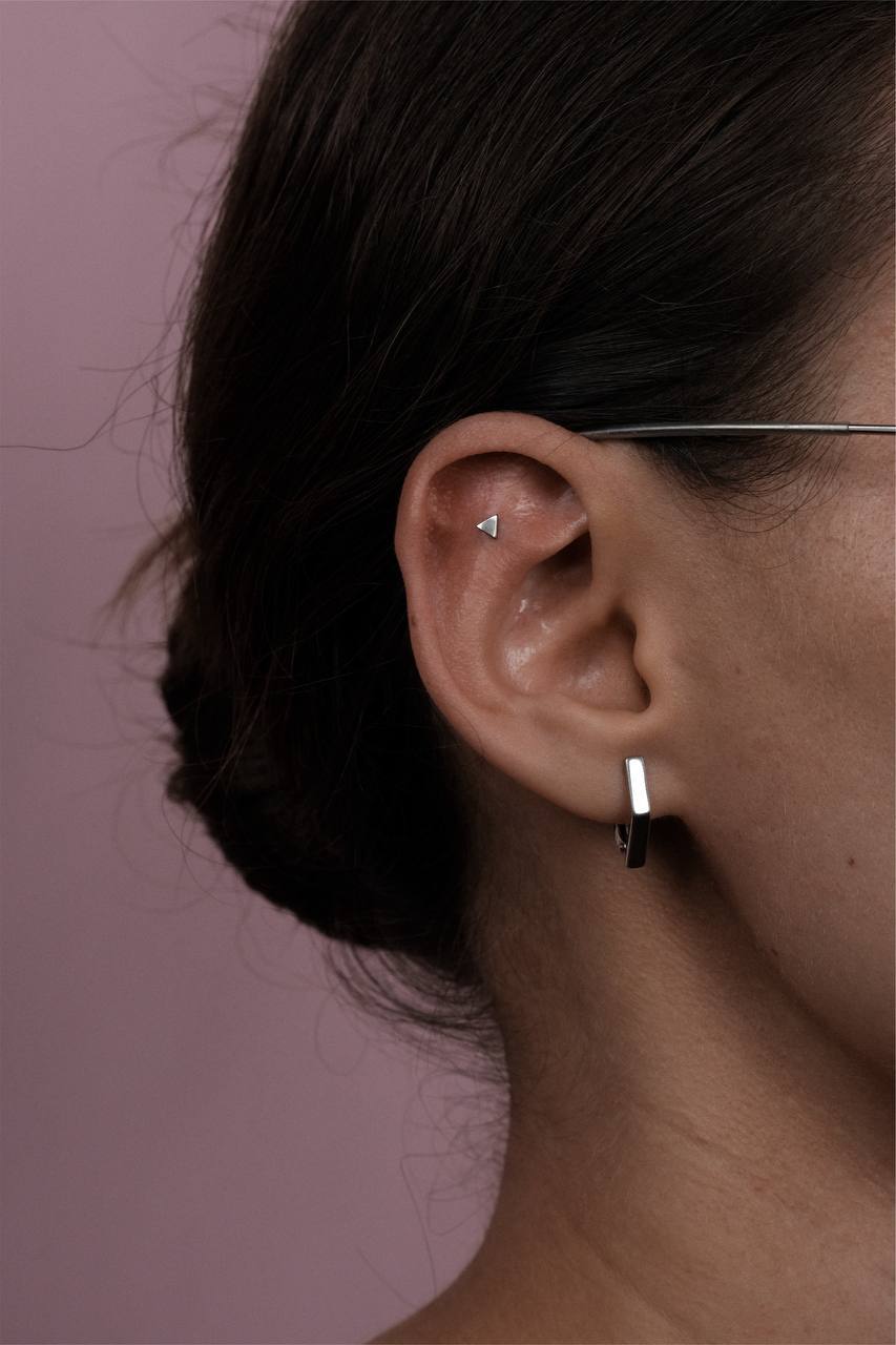 Флэт пирсинг уха крупным планом