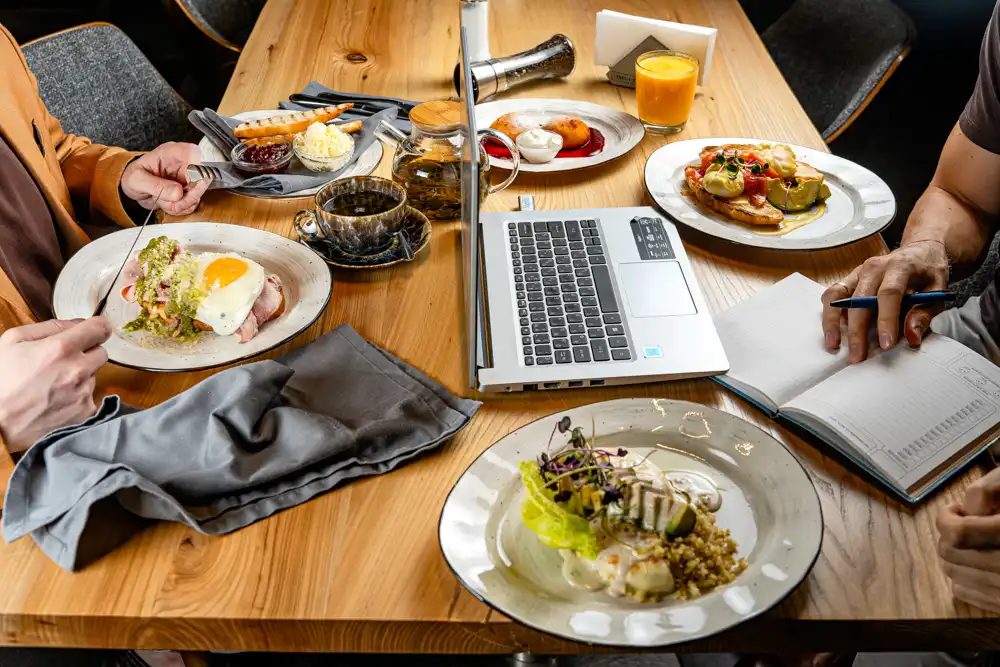 Деловой завтрак. Деловой обед в кафе Паблик